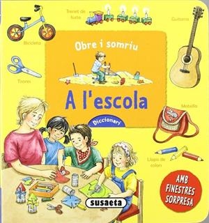 A L´ESCOLA OBRE I SOMRIU | 9788467715064 | VV.AA.